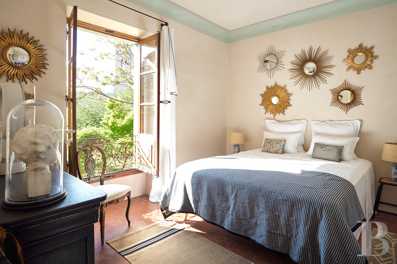 Dans les Alpes-de-Haute-Provence, au sud de Forcalquier, une maison de village traditionnelle et audacieuse - photo  n°31